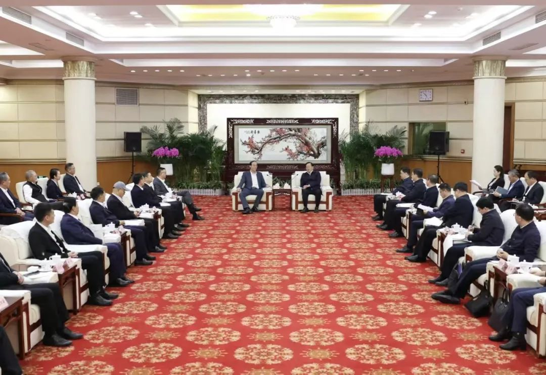 德晋贵宾厅董事长李军受邀出席华中科技大学第十六届企业家论坛，并发演出讲